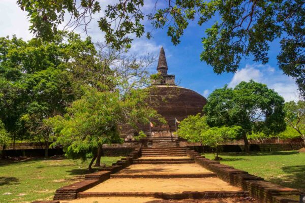 la Cultura y Tradiciones de Sri Lanka: monumentos religiosos, vibrantes festivales y celebraciones.