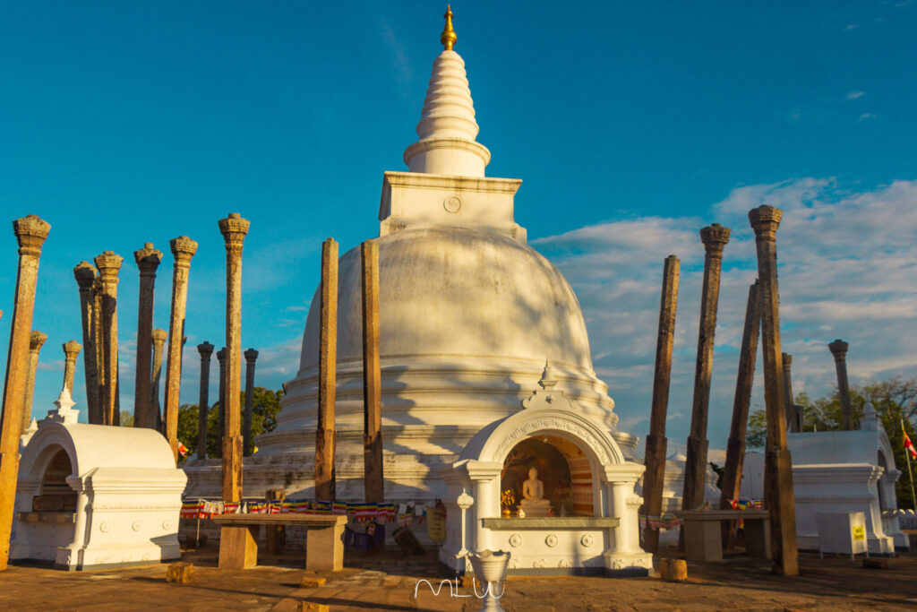 Descubre qué ver en Sri Lanka: estupa con templos antiguos, safaris únicos y paisajes de ensueño.