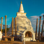 Descubre qué ver en Sri Lanka: estupa con templos antiguos, safaris únicos y paisajes de ensueño.