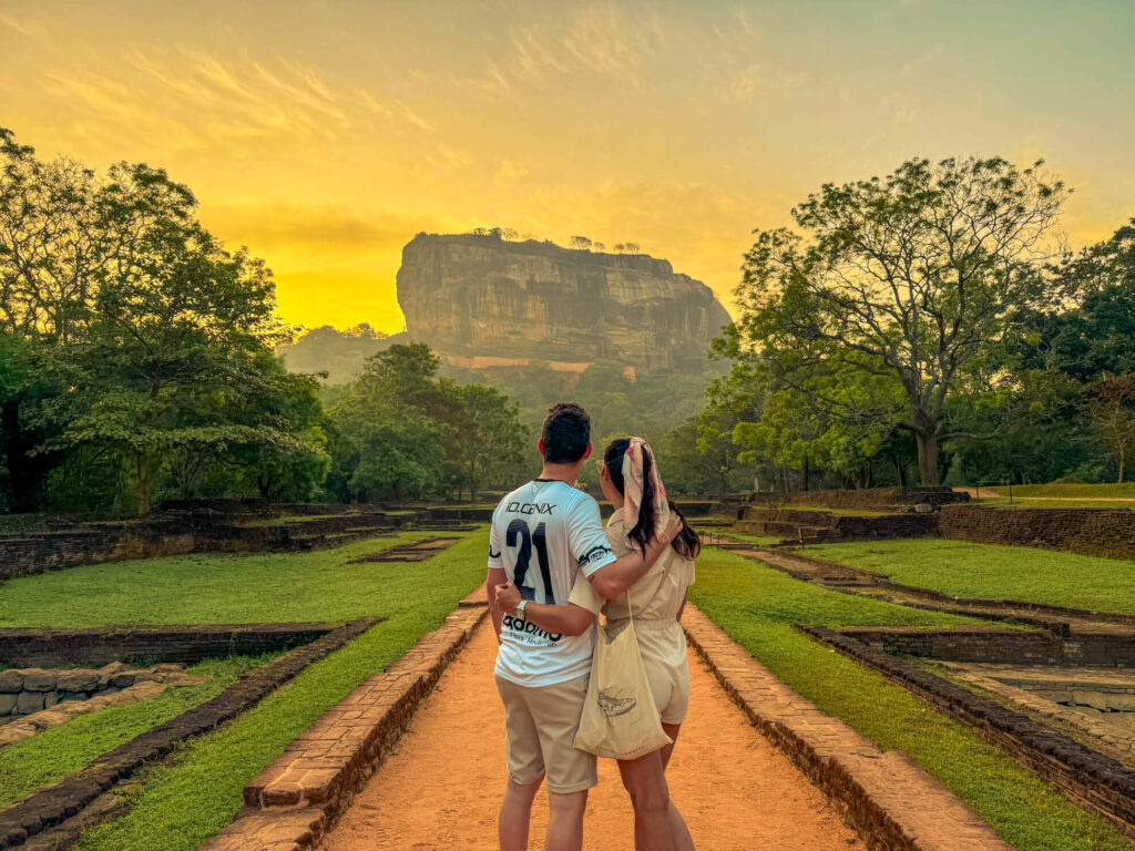 Viajar a Sri Lanka desde España, Roca fortaleza de Sigiriya emergiendo entre la jungla tropical