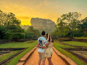 Viajar a Sri Lanka desde España, Roca fortaleza de Sigiriya emergiendo entre la jungla tropical